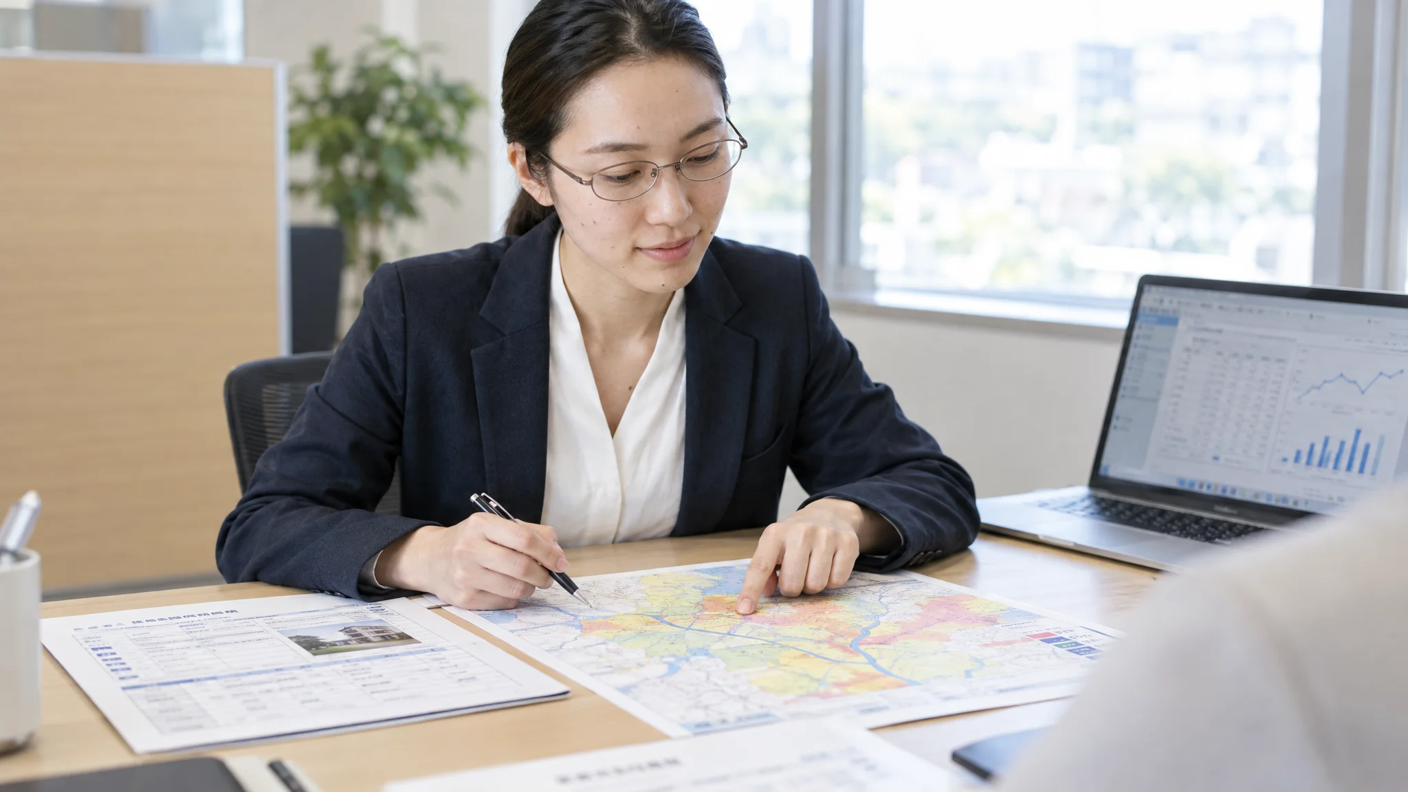 日本のデータアナリストが、複数の大型モニターが設置されたプロフェッショナルな環境で分析を行っている。画面には精密なエリア分析のヒートマップと、日本語で記述された統計学的なレポートが表示されている。室内は集中力を高める落ち着いた照明で、キーボードを操作する指先が鮮明に写っている。
